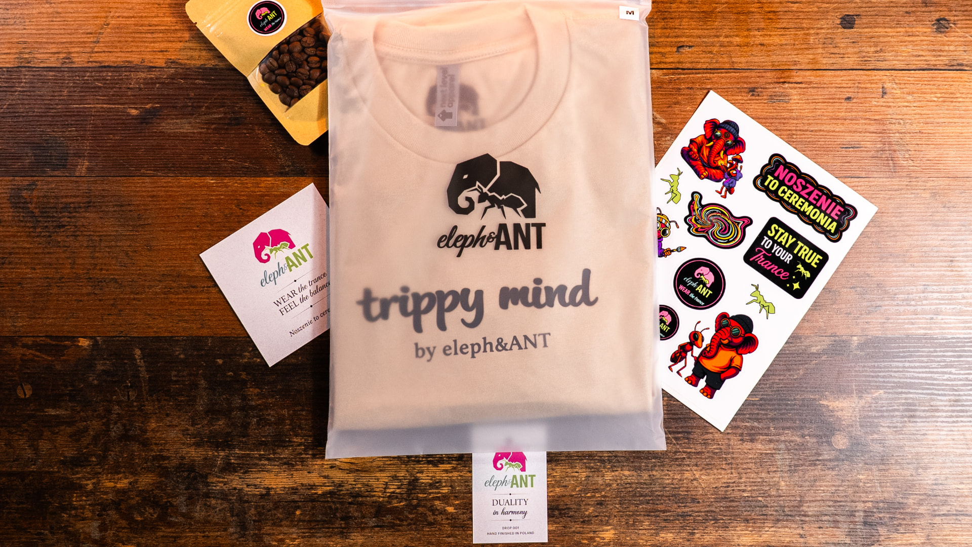 Zawartość paczki eleph&ANT: ciuch, hangtag, podziękowanie, stickery, naklejka, torba z suwakiem, 21 g kawy