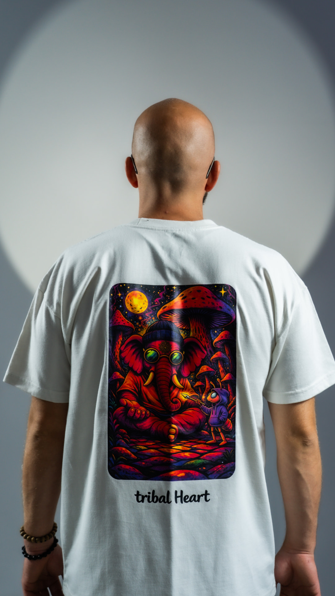 Model w białej koszulce eleph&ANT z kolorową grafiką słonia i mrówek